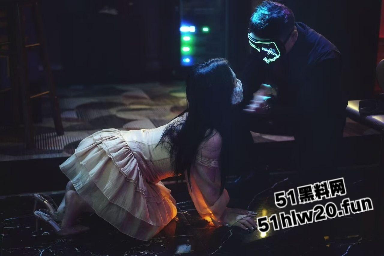 武汉地下酒吧开设SM私密服务,在场女奴免费任玩,舔脚口爆跪地发情求调教。-7