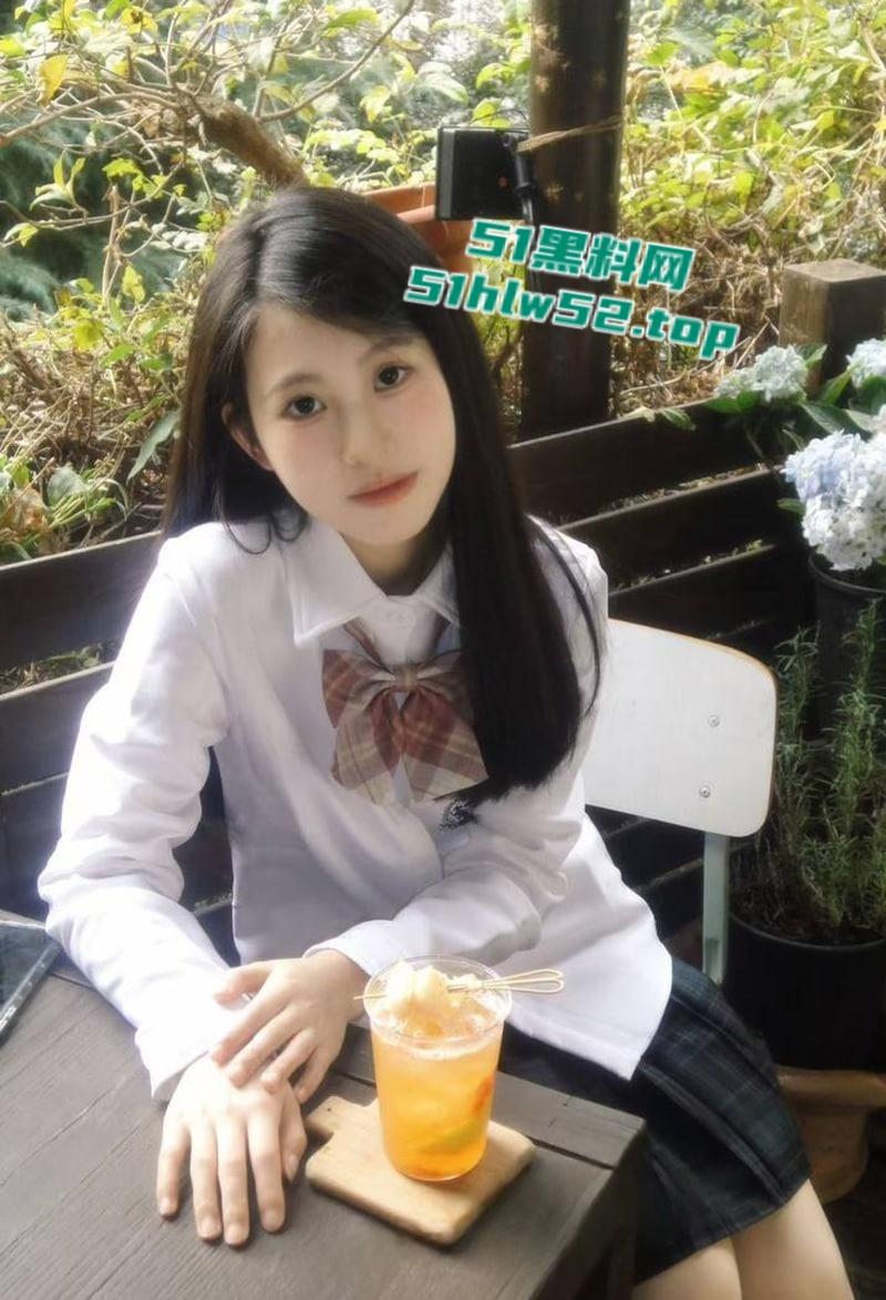 性感人妻少妇【小楼】穿着黑丝高跟被炮友各种体位抽插爆操,伴随着荡妇的淫叫,射到她的丝袜玉足上!-3