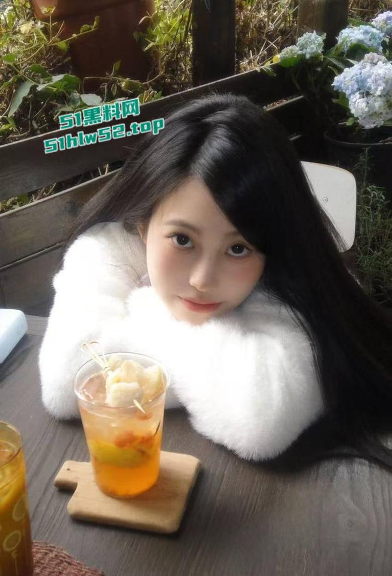 性感人妻少妇【小楼】穿着黑丝高跟被炮友各种体位抽插爆操,伴随着荡妇的淫叫,射到她的丝袜玉足上!-4