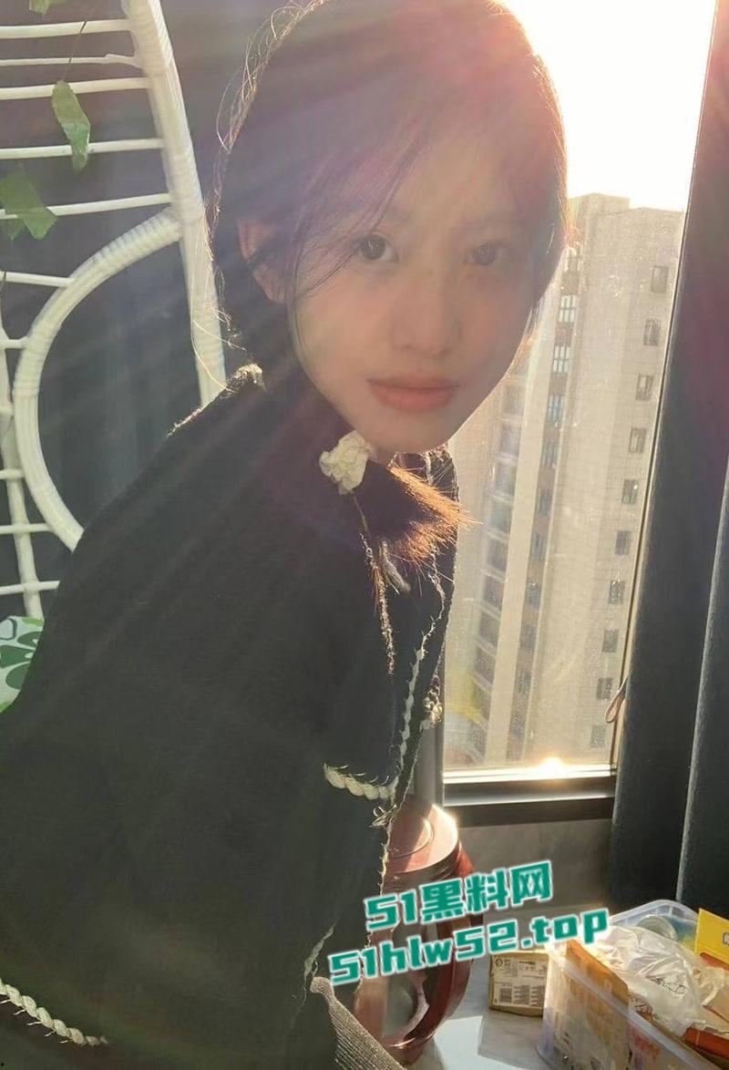 性感人妻少妇【小楼】穿着黑丝高跟被炮友各种体位抽插爆操,伴随着荡妇的淫叫,射到她的丝袜玉足上!-5