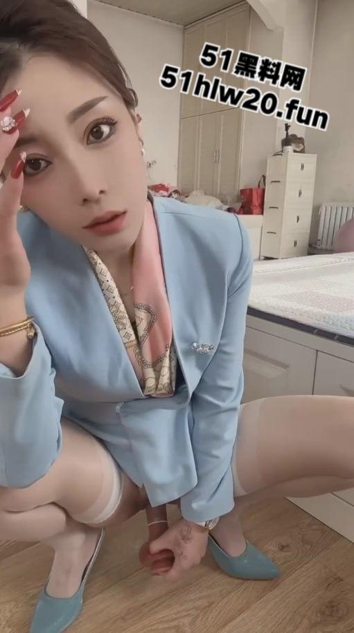 抖音30万粉网红【小梅】与榜一大哥激情裸聊,手拿假屌分腿插穴表情又骚又贱。-8