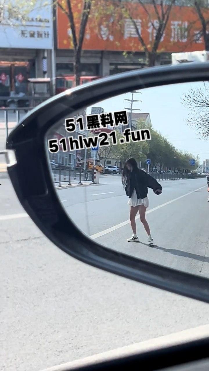 山东精神小妹嗑药过量致幻,大街上举止怪异如无脑丧尸邪崇附体样子超级可怕。-1