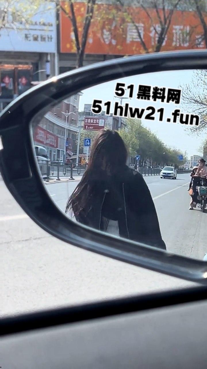 山东精神小妹嗑药过量致幻,大街上举止怪异如无脑丧尸邪崇附体样子超级可怕。-2