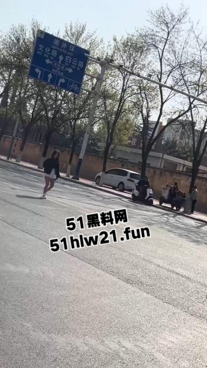 山东精神小妹嗑药过量致幻,大街上举止怪异如无脑丧尸邪崇附体样子超级可怕。-7