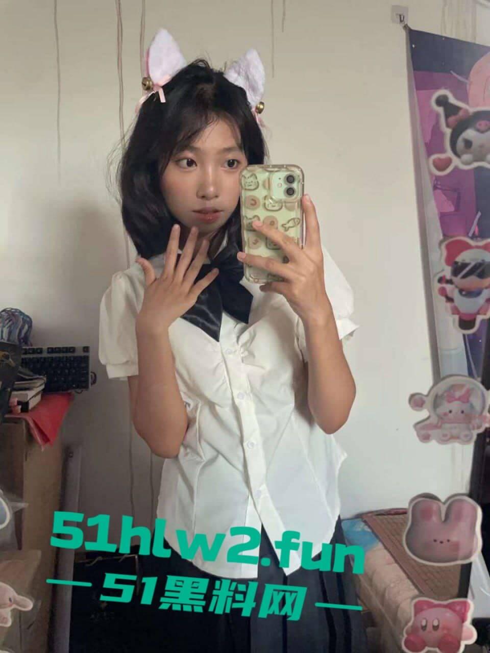 柳州学生嫩妹【叶露露】苗条身材反差萝莉,看似清纯实则骚的一批黑丝JK勾引 渴望被大鸡巴爆操。-1