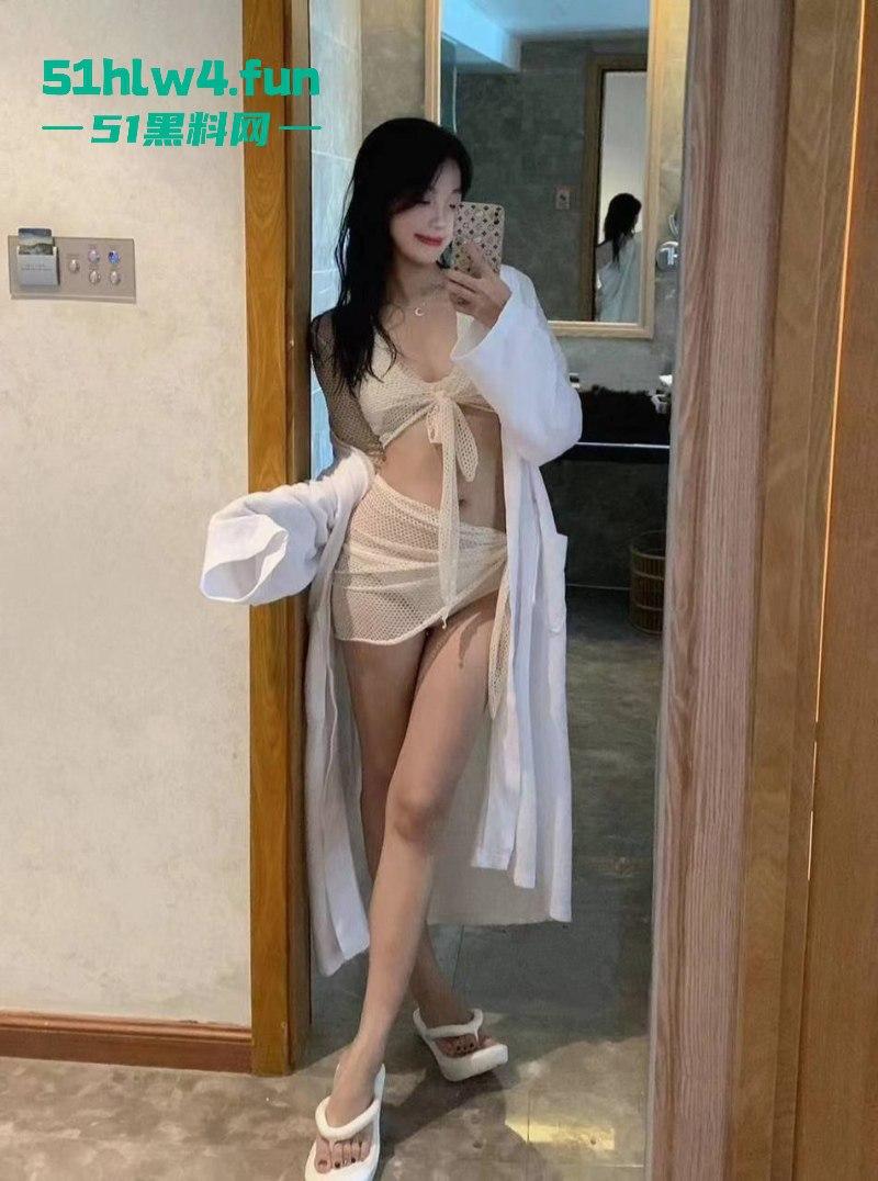 杭州大学班花【梁洛奇】酒后失身,被同学带到酒店扒奶脱裤无情暴操,视频传遍朋友圈。-6