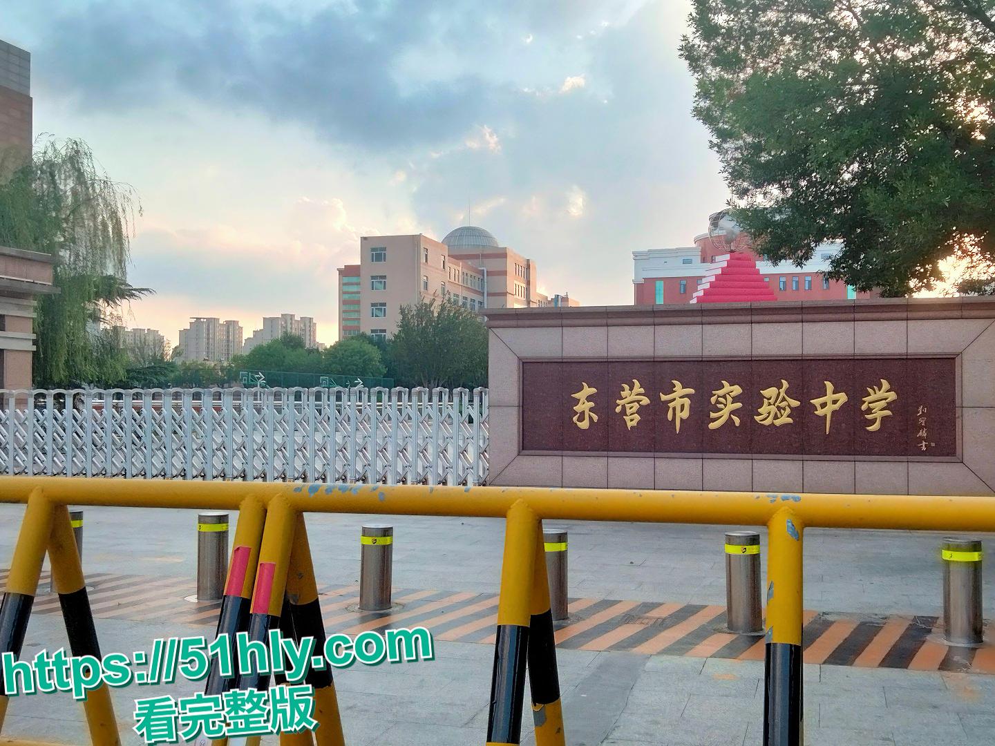 东营实验中学英语老师李汶芯欠债两万不还,被爆性爱视频曝光!上课清纯下课骚浪骑乘债主鸡巴,卧室淫乱太他妈撩人!-1