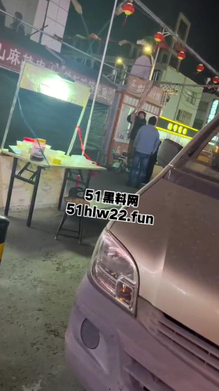 山东戏精大妈当街撒泼耍浑一哭二闹三上吊,表演太久看大家不上套此场闹剧尴尬收场。-2