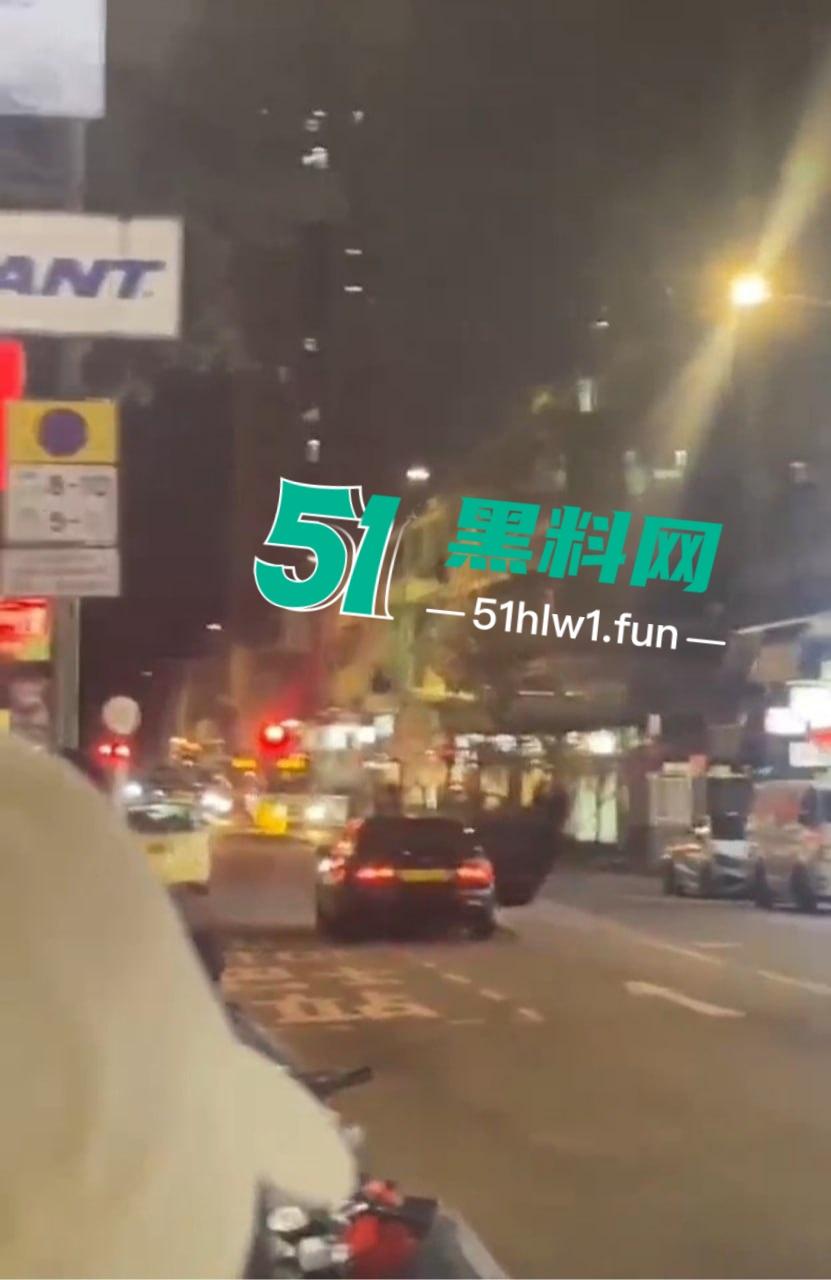 香港街头变抢金战场,4蒙面刀匪手持铁锤猛砸金铺,秒掳金饰驾车狂飙逃离,驾车消失得无影无踪!-2