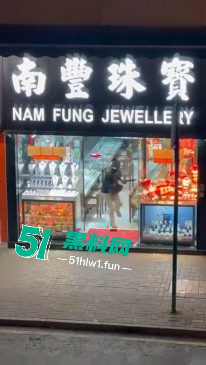 香港街头变抢金战场,4蒙面刀匪手持铁锤猛砸金铺,秒掳金饰驾车狂飙逃离,驾车消失得无影无踪!-3