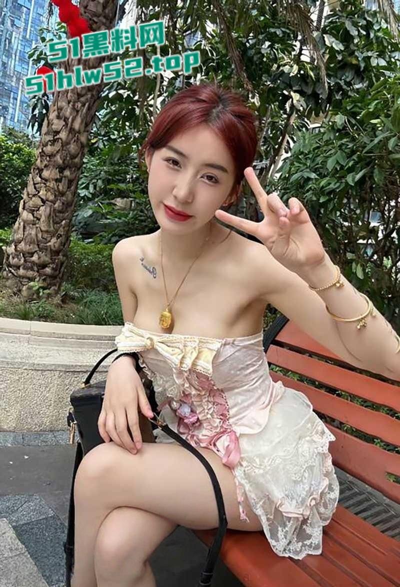 抖音网红【侯飞飞】裸聊视频泄漏,清纯少女竟被金主后入猛干,露脸骚聊揉穴自慰反差爆棚!-3