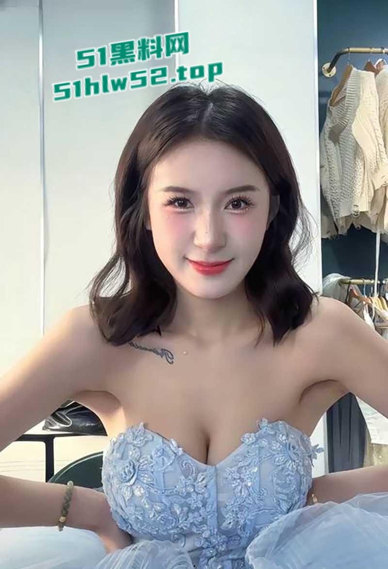 抖音网红【侯飞飞】裸聊视频泄漏,清纯少女竟被金主后入猛干,露脸骚聊揉穴自慰反差爆棚!-7