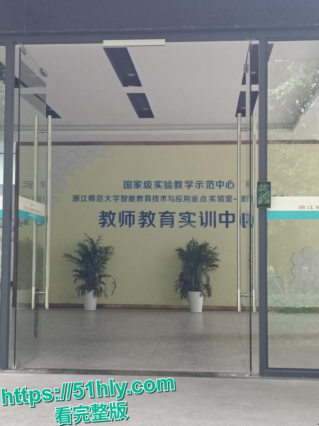 浙江师范大学邢垭楠初尝情爱 被男友哄骗穿护士装激情骑乘做爱 一代纯妹终被调教成母狗-2