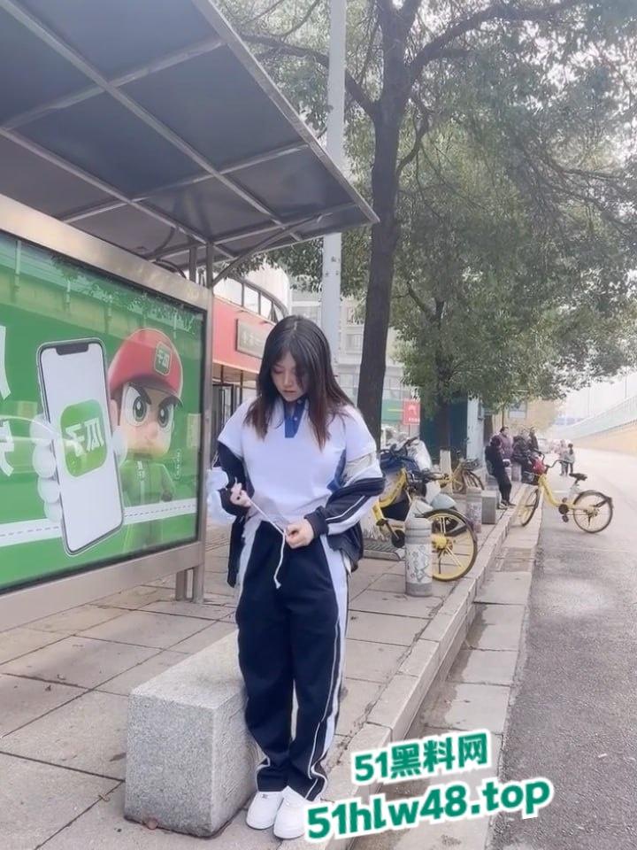 美女模特【豆瓣酱】学妹制服搭配公交车场景,户外大秀完美酮体和白嫩巨乳,性感大尺度写真流出。-3