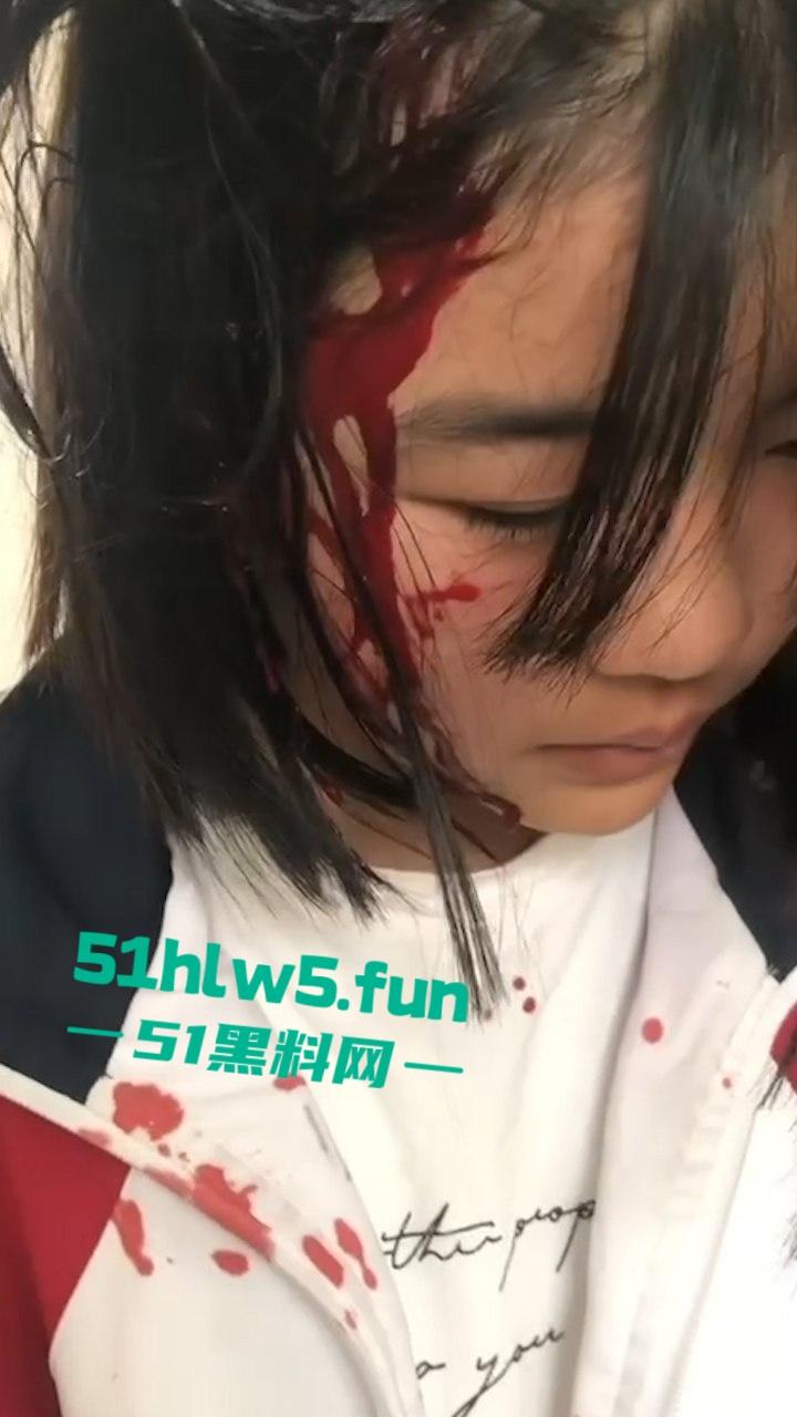 广西南宁又现渣女校园覇凌,木棍打头致出血场面暴力令人发指,现场霸凌视频曝光。-1