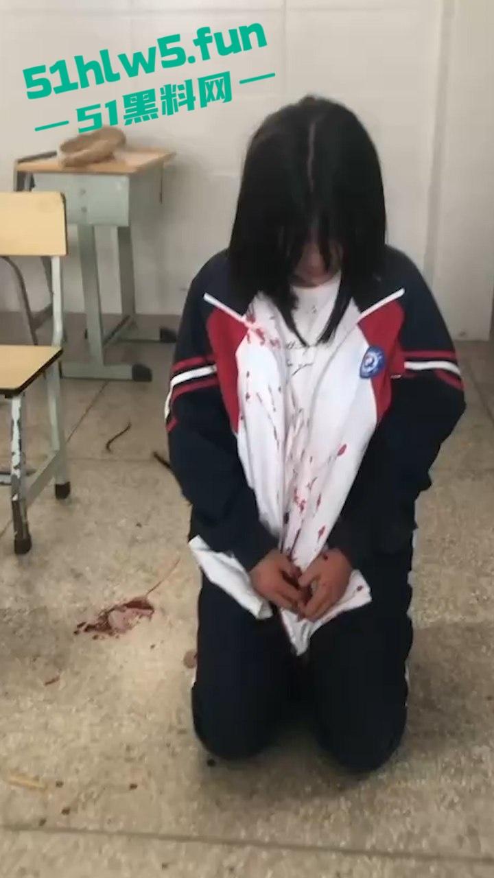 广西南宁又现渣女校园覇凌,木棍打头致出血场面暴力令人发指,现场霸凌视频曝光。-2
