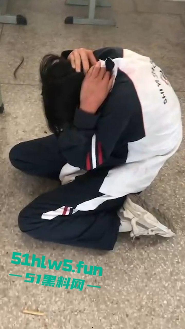 广西南宁又现渣女校园覇凌,木棍打头致出血场面暴力令人发指,现场霸凌视频曝光。-6