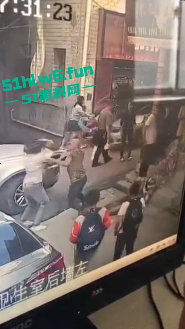 郑州男子持菜刀事件,妻子出轨被老公发现,直接拿菜刀当场砍死奸夫再追妻子狂砍。-3