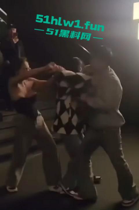 全网疯传兰桂坊MMA斗战现场画面,惊现一招制敌【龙抓手】好男不和女斗但渣男专挑女斗。-5