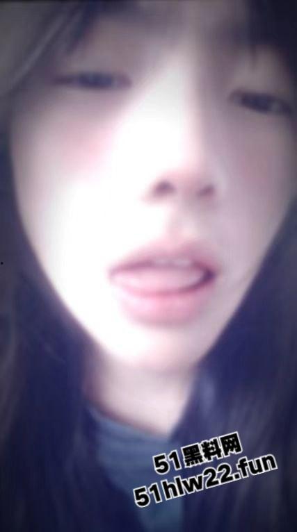 瓜友网聊西藏清纯妹,大眼撩人身材一流被网友拿裸照威胁,背着男友自慰裸聊实在太刺激了。-7