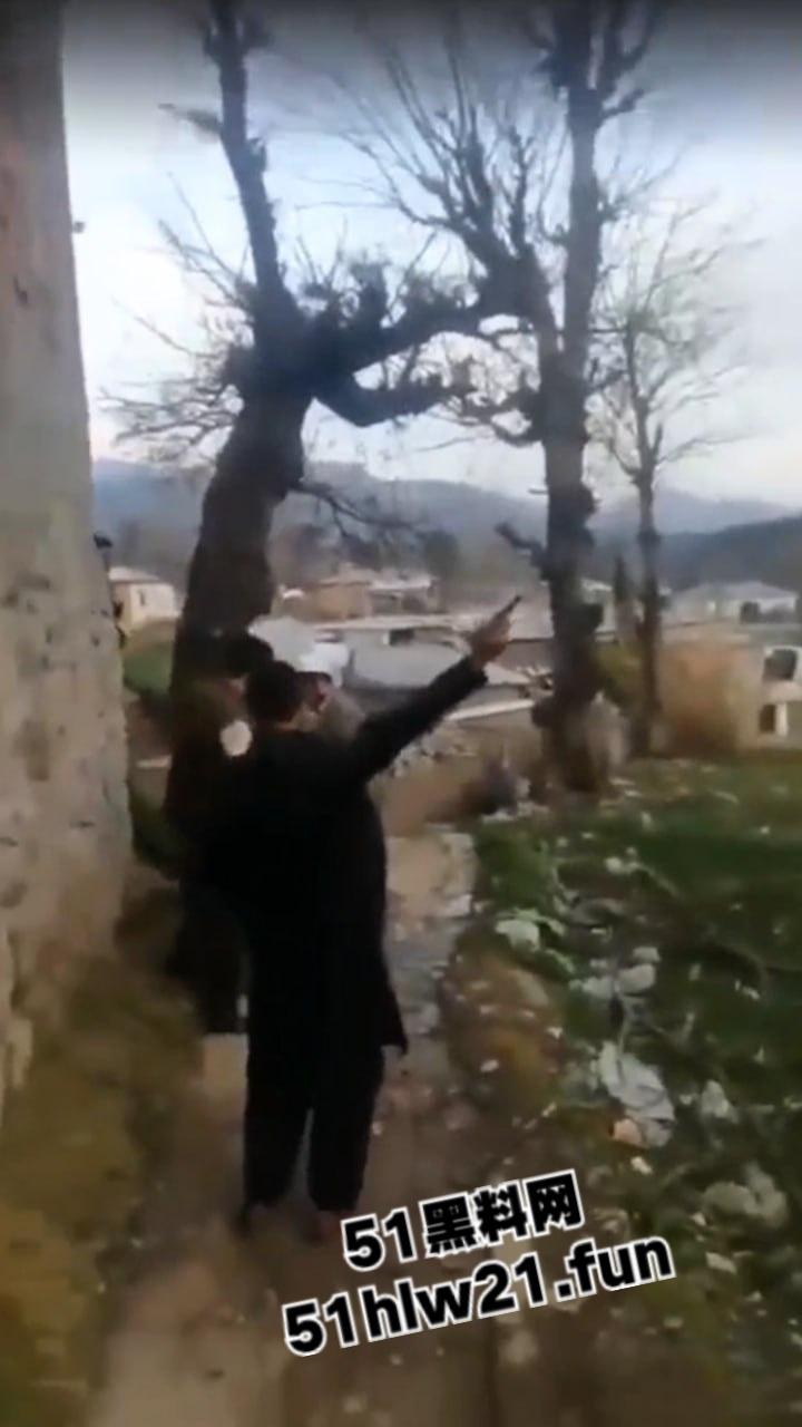 巴基斯坦爆头事件,村民体验刚到的手枪结果遭猪队友走火爆头,男子当场去世。-1