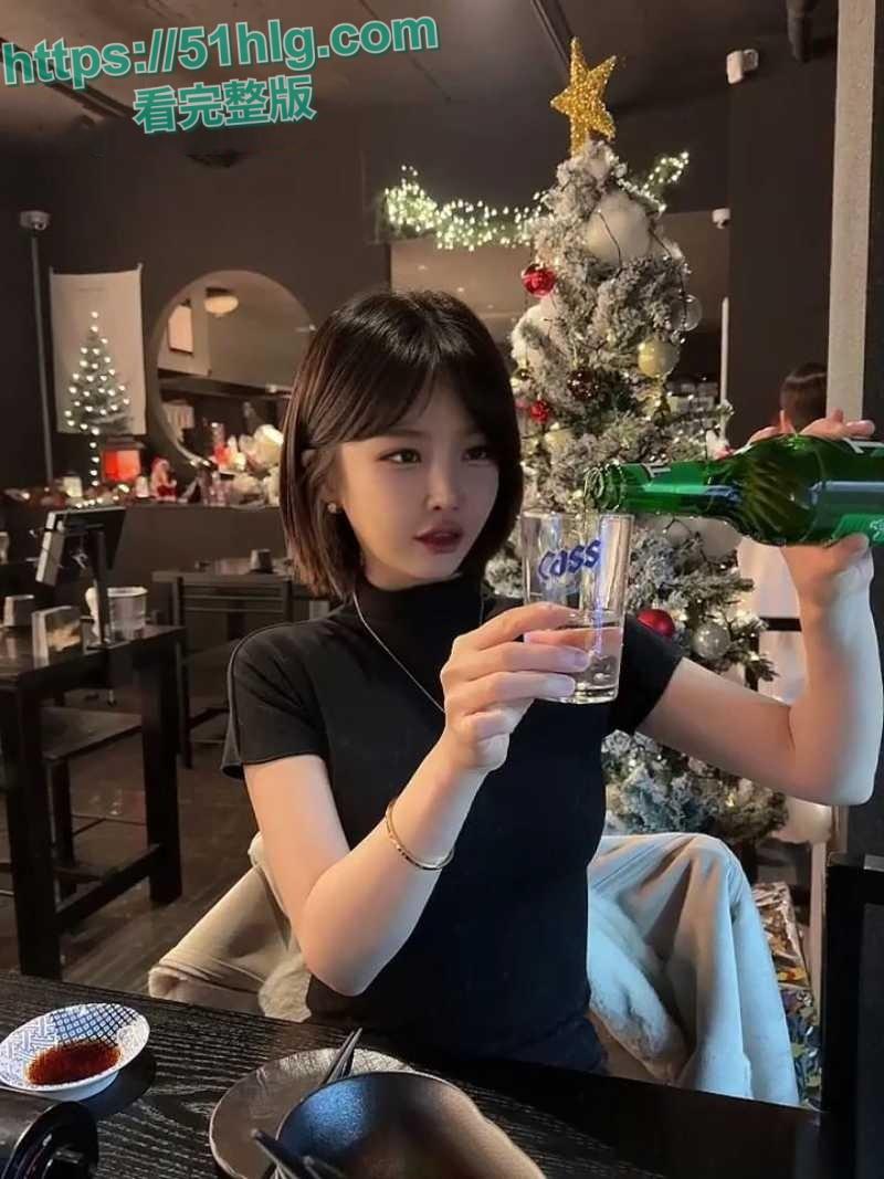 韩国财阀名媛【韩善月】KTV狂欢派对!火辣少妇被后入内射,极致淫乱的现场让人咋舌-1