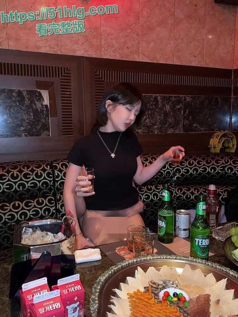 韩国财阀名媛【韩善月】KTV狂欢派对!火辣少妇被后入内射,极致淫乱的现场让人咋舌-7