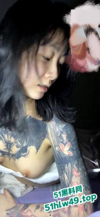 抖音符文战士【lee李李】纹身店老板娘,性感身材骚浪表现搭配纹身,令人血脉喷张性爱视频流出。-2