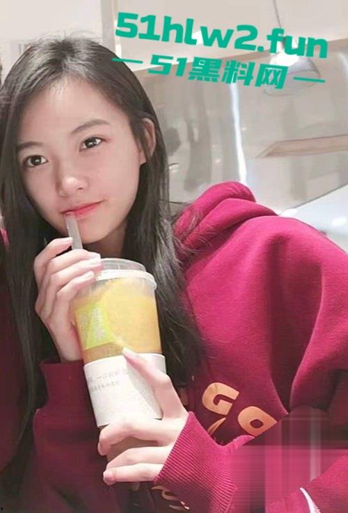 河北承德医学院口腔医学专业大二美女【朱梦玲】被男友调教深喉口交,私密视频被曝光。-2