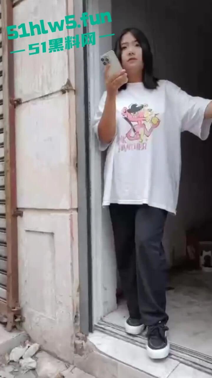 东莞又开始玩活了,偷拍小巷站街女骚妇少女应有尽有,消息称150起步就能操已帮瓜友们踩好点。-1