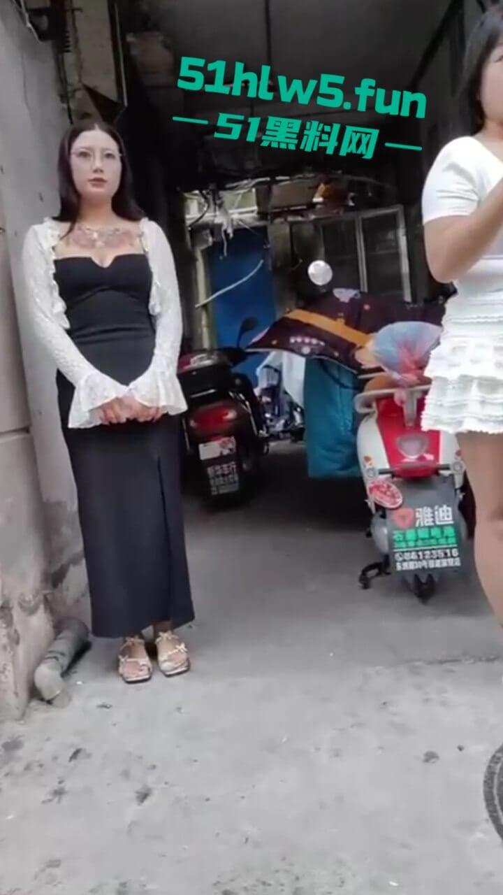 东莞又开始玩活了,偷拍小巷站街女骚妇少女应有尽有,消息称150起步就能操已帮瓜友们踩好点。-3