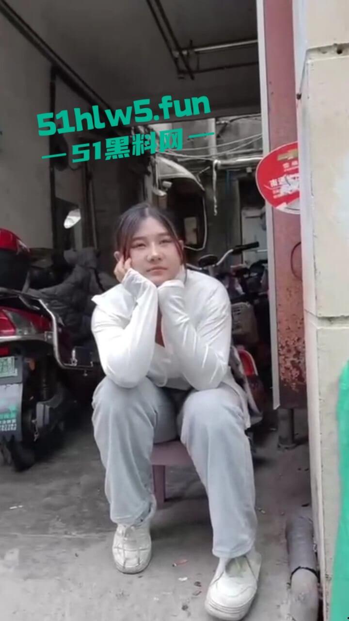 东莞又开始玩活了,偷拍小巷站街女骚妇少女应有尽有,消息称150起步就能操已帮瓜友们踩好点。-4