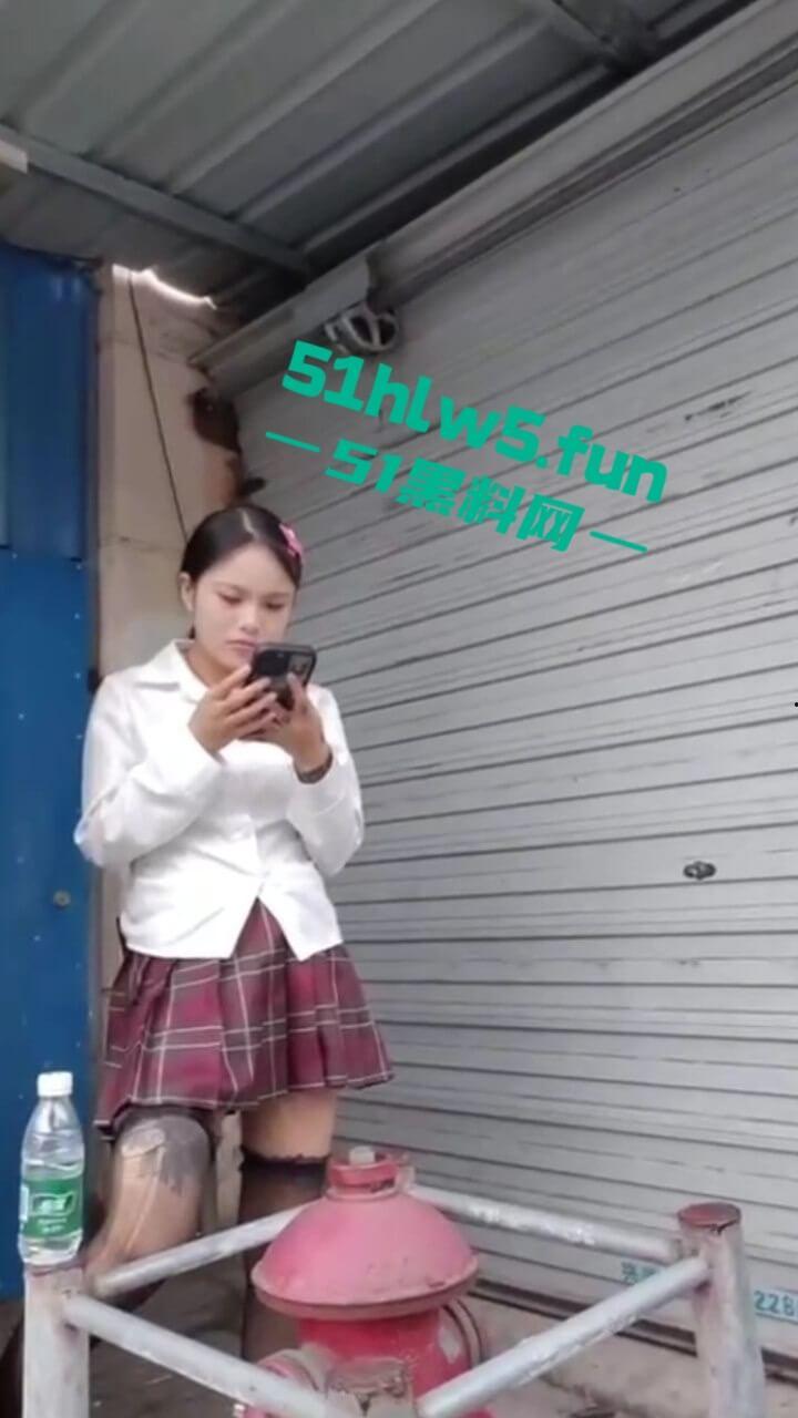 东莞又开始玩活了,偷拍小巷站街女骚妇少女应有尽有,消息称150起步就能操已帮瓜友们踩好点。-5