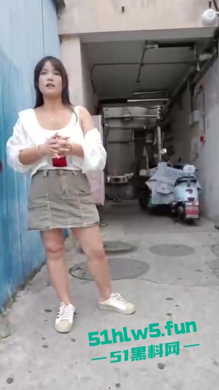 东莞又开始玩活了,偷拍小巷站街女骚妇少女应有尽有,消息称150起步就能操已帮瓜友们踩好点。-13