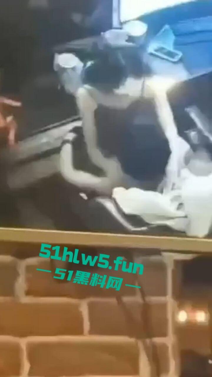 监控实拍!户外激情老玩家大庭广众之下直接啪啪,公共场所直接兽欲大发控制不住发泄。-7