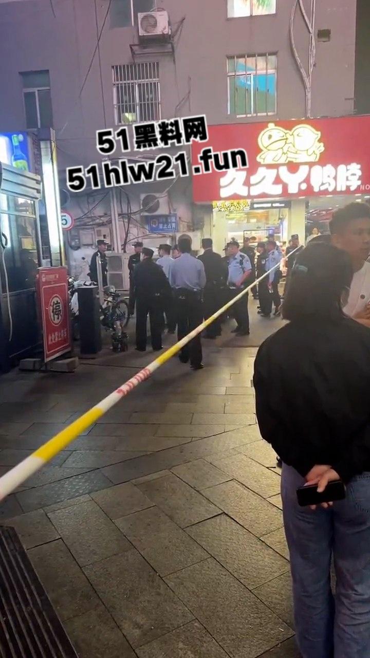 无码血腥慎入!安徽无为久久鸭鸭脖老板与人发生口角,被砍下脑袋当球踢,脑浆流泄一地。-2