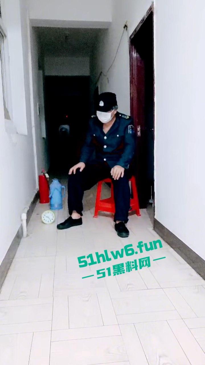 骚妇户外，熟女人妻穿白丝勾引保安大爷，口交吃鸡舔逼揉奶多体位内射数次。-3