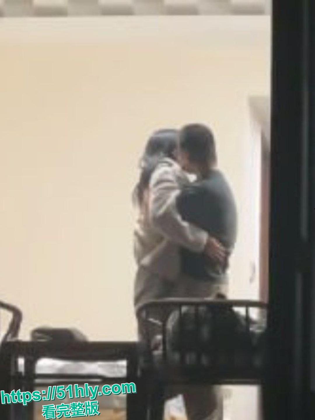 天津现代传媒学院教师宿舍大瓜!忘拉窗帘直播亲热,学生排队围观全过程-8