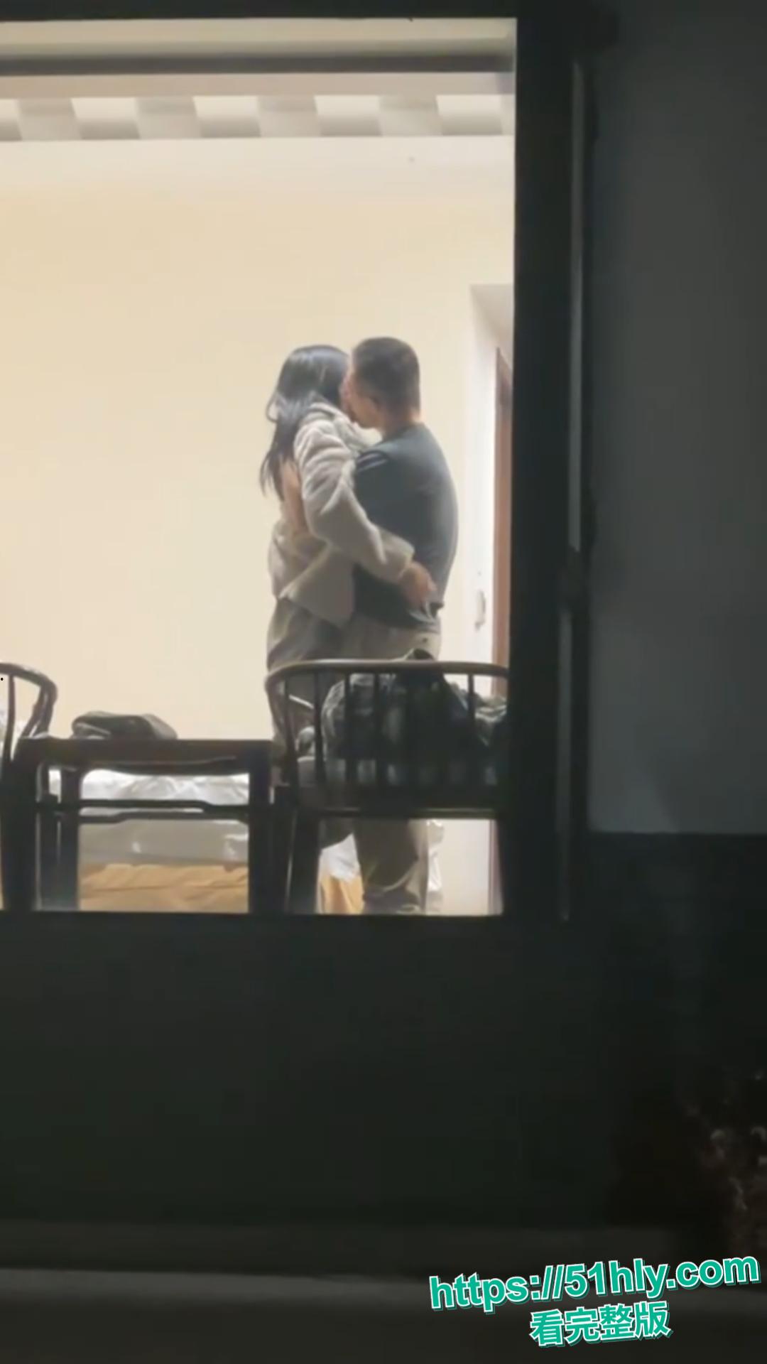 天津现代传媒学院教师宿舍大瓜!忘拉窗帘直播亲热,学生排队围观全过程-10