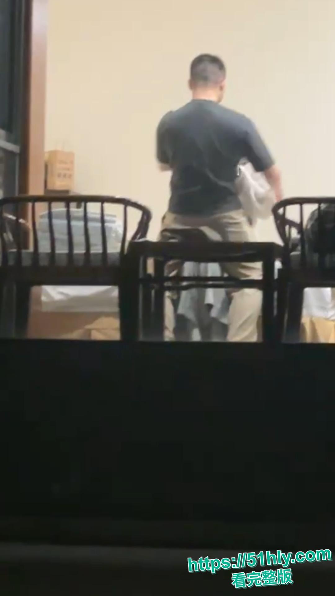 天津现代传媒学院教师宿舍大瓜!忘拉窗帘直播亲热,学生排队围观全过程-11