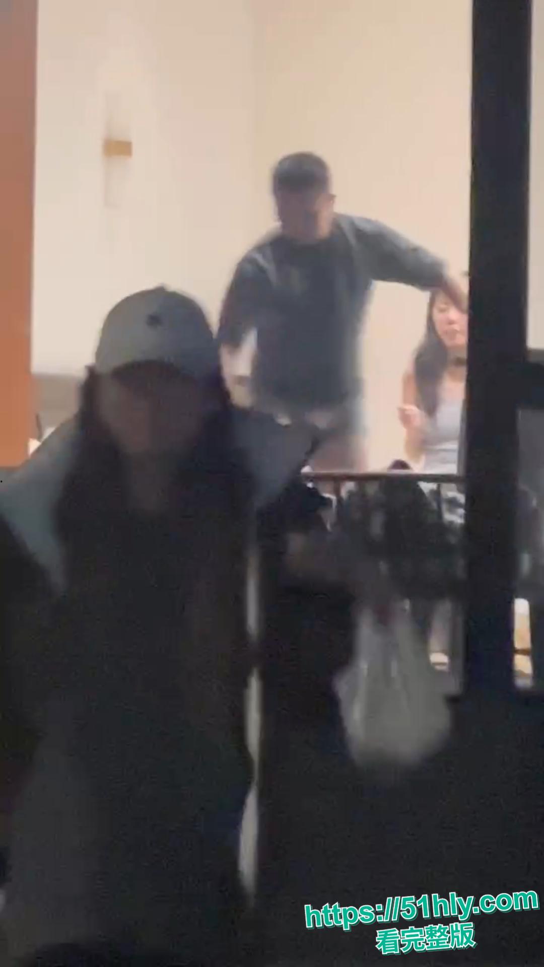 天津现代传媒学院教师宿舍大瓜!忘拉窗帘直播亲热,学生排队围观全过程-12