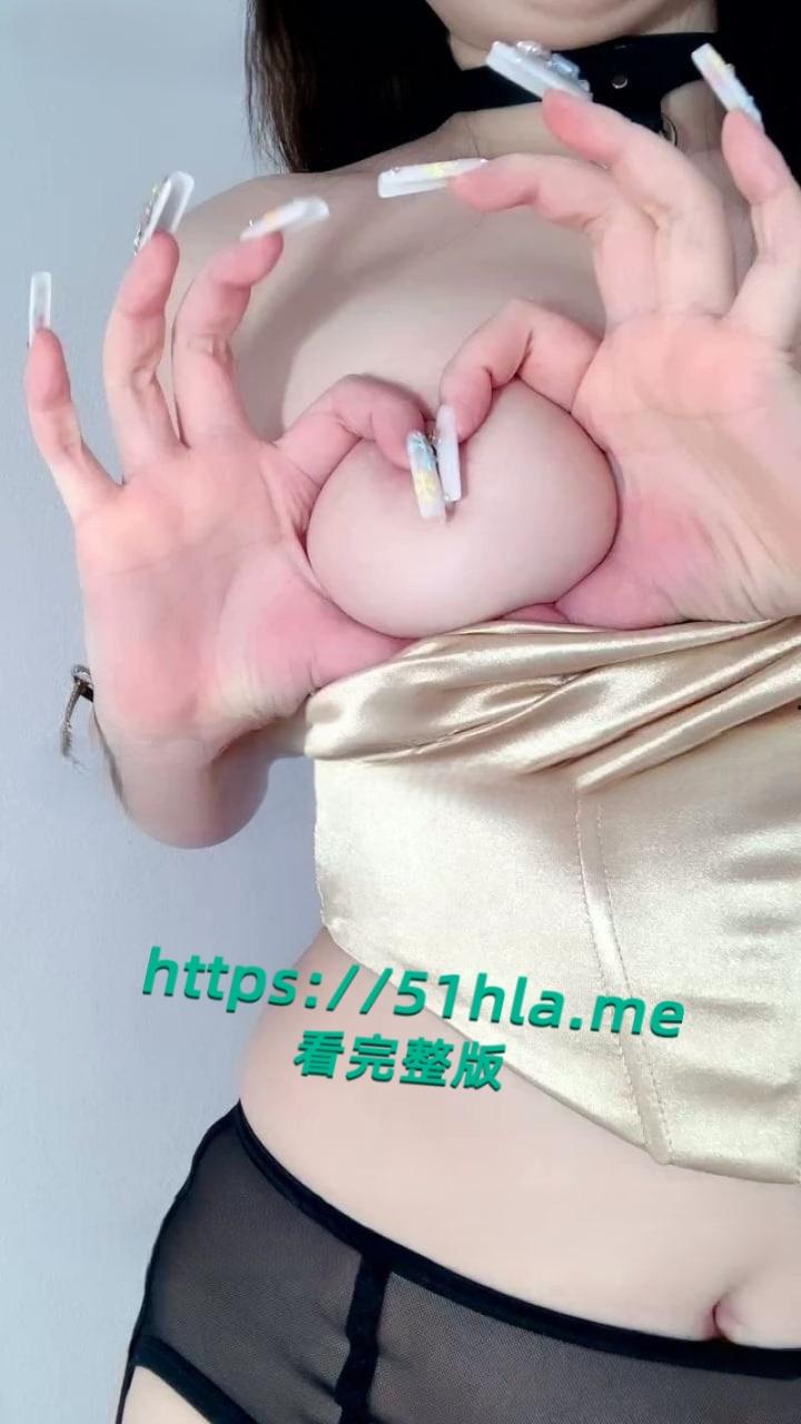 极品高颜值网黄【童话女神】直播公厕露出,情趣内衣美乳嫩穴诱惑,跳蛋自慰到淫水狂流!-6