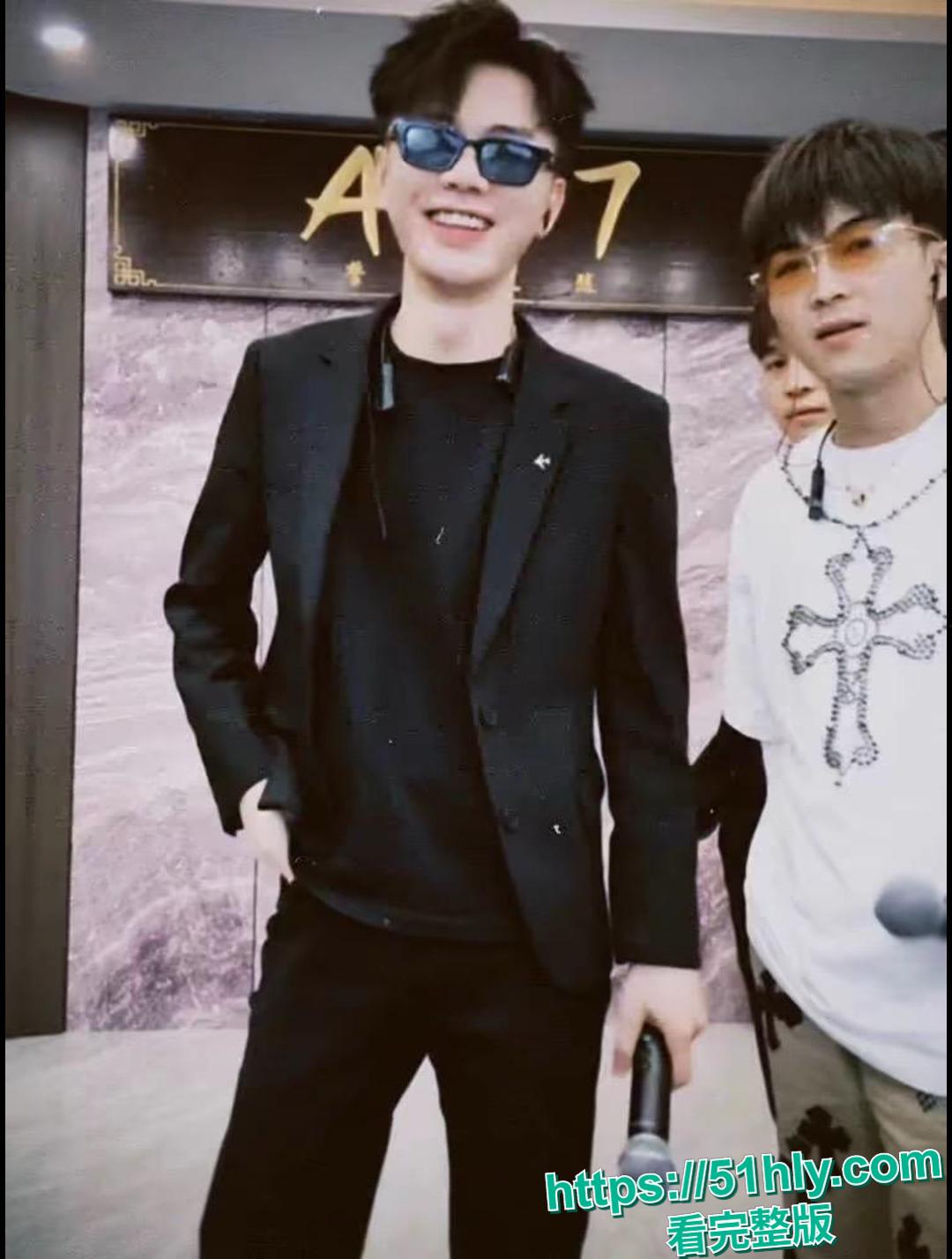 快手400万粉顶流a7家族 该来了 狂草女粉私密视频流出 精神小伙天天换妹子 粉丝后宫轮番上阵-3