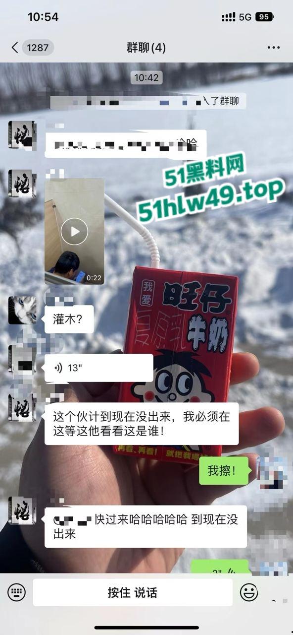 男子厕所看片打飞机被瓜友发现,洗手液瓶灌满水直接扔进去吓唬人,这不得吓阳痿了啊!-2