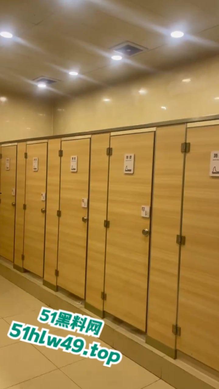 男子厕所看片打飞机被瓜友发现,洗手液瓶灌满水直接扔进去吓唬人,这不得吓阳痿了啊!-7