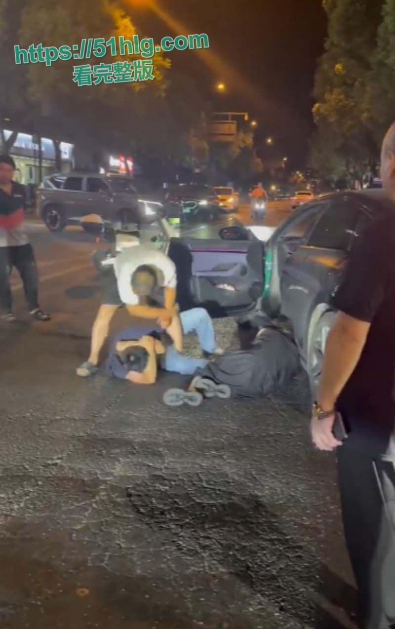 史上最解气抓奸现场!狗男女偷情被原配当街抓包,荡妇保护奸夫被双双暴揍,场面震撼,围观者无不为之动容-3