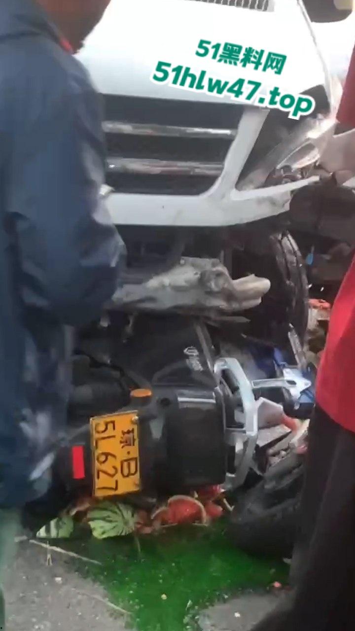 海南三亚金鸡岭路口惊现马路杀手,60岁大妈开货车撞飞一堆电驴和行人,现场十分凄惨混乱!-6