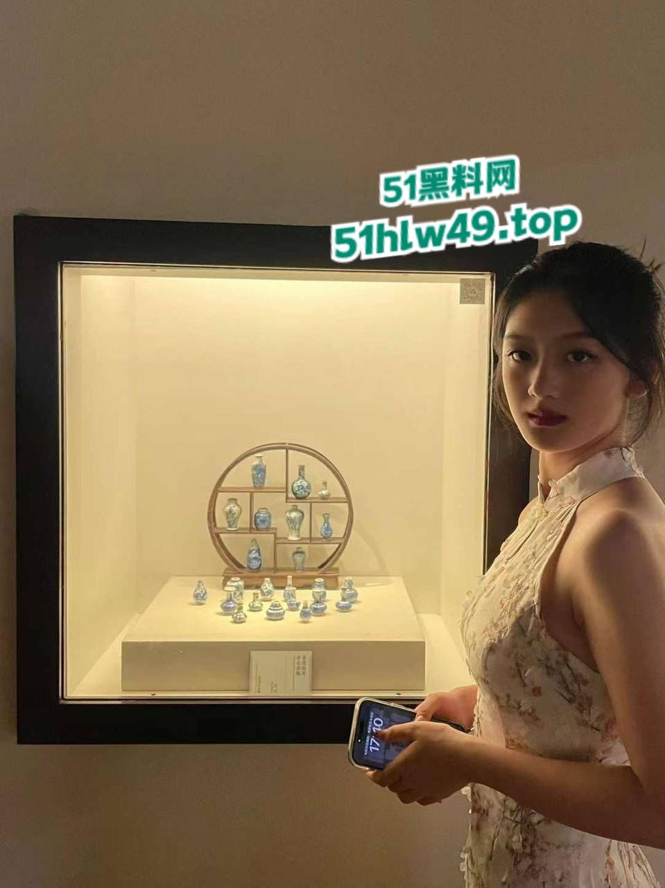 新加坡留学生【刘冰】前男友曝出,留学圈子乱搞多次约炮,果然戴眼镜的就是骚视频内容也是真赞啊!-6