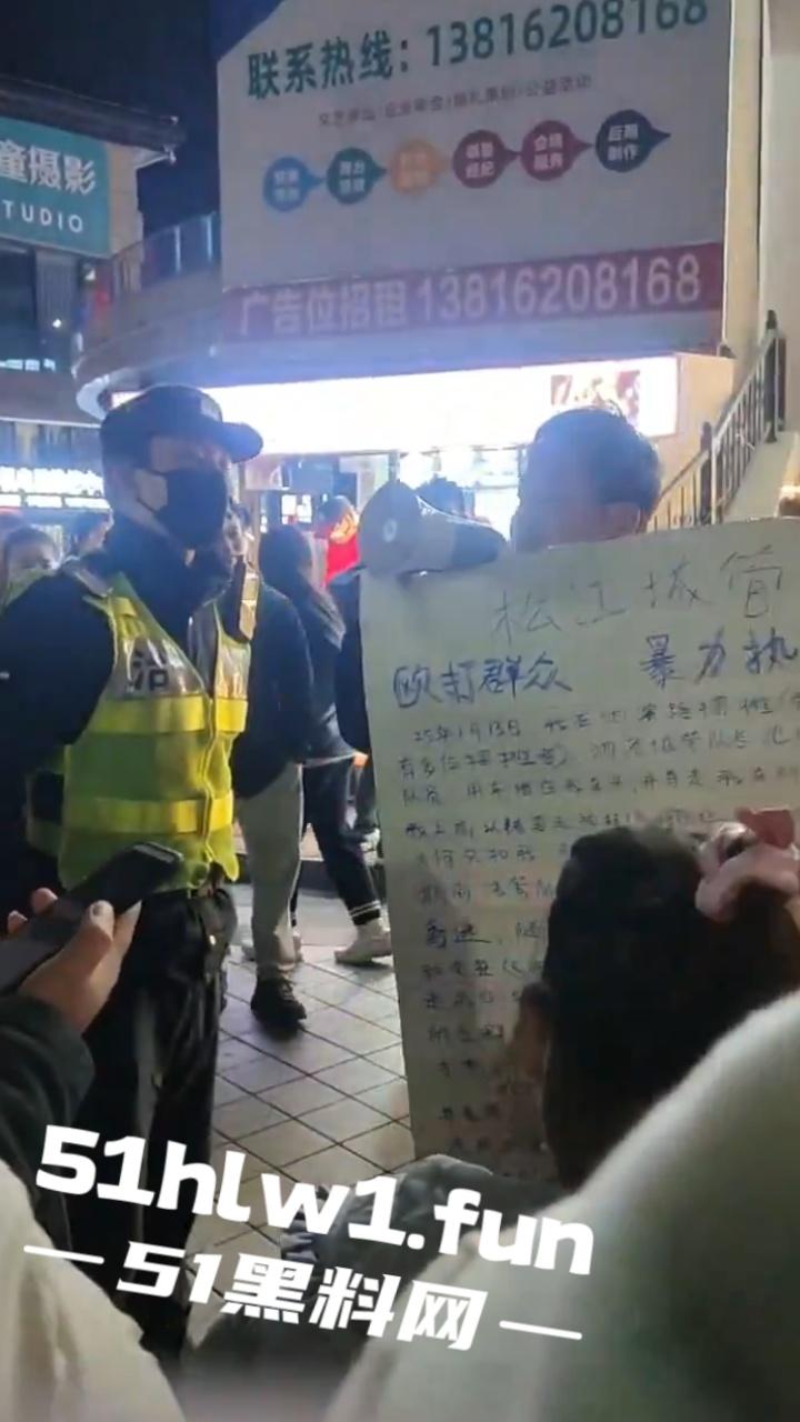 上海松江区,一商贩举牌控诉,当地城管暴力执法,不出具任何手续,扣押上千斤水果,导致腐烂变质血本无归。-4