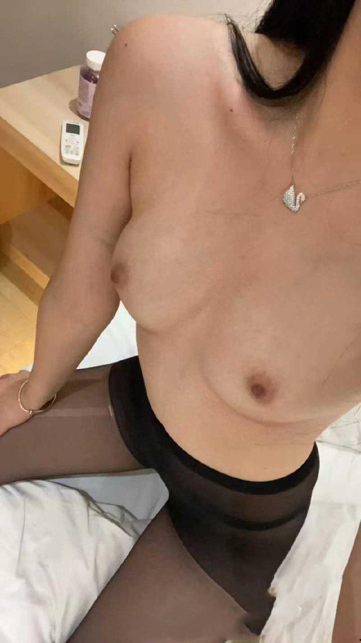 河南台球助教李梦瑶背着男友跟不同男人聊骚,穿着性感黑丝与金主大哥裸聊 被大哥带去酒店无套爆操内射骚逼-11